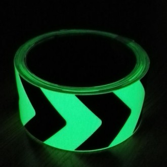 Rotllo de cinta adhesiva fotoluminiscent direccional
